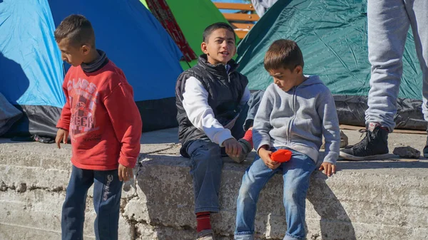 LESVOS, GRECIA - 15 DE NOVIEMBRE DE 2015: Refugiados en el puerto de Mitilene en Lesbos. Países Bajos —  Fotos de Stock