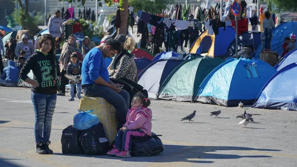 LESVOS, GREECE - NOVEMBER 15, 2015: Refugees in the harbor of Mytilene in Lesvos. Greece — Stock Photo, Image