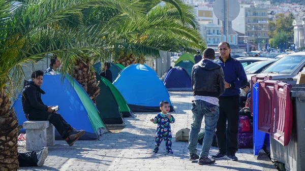 Lesvos, Grekland - 15 November 2015: Flyktingar i Mytilenes hamn i Lesvos. Grekland — Stockfoto