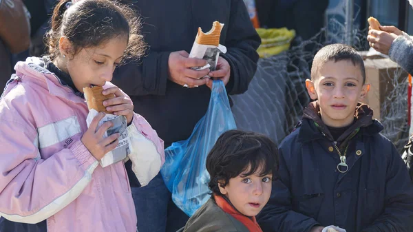 Lesbos, Grekland - 15 November 2015: Flyktingbarn äter. Läger på Lesvos, Grekland. — Stockfoto