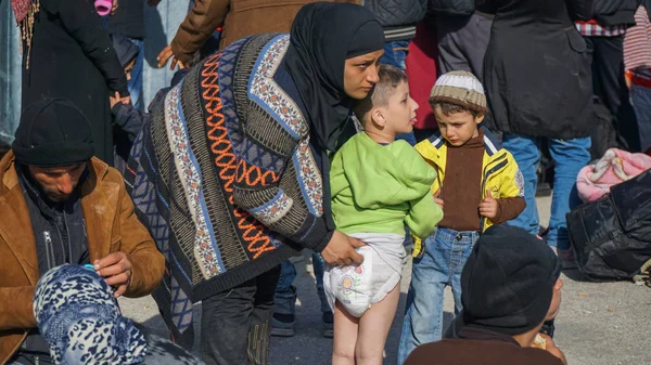 Lesvos, Grekland - 15 November 2015: Modern med barnen. Flyktingar i lägret. Lesvos, Grekland — Stockfoto