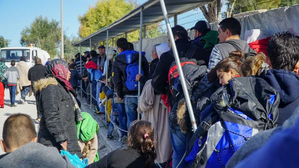 Lesvos, Grekland - 15 November 2015: De nyanlända flyktingarna i lägret — Stockfoto