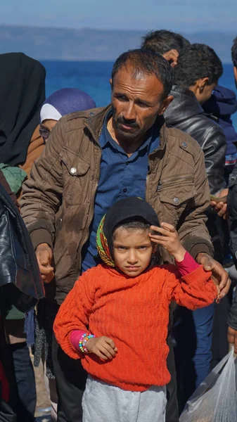 Lesvos, Grekland - 15 November 2015: Flyktingar på den grekiska shore. Far och dotter. — Stockfoto