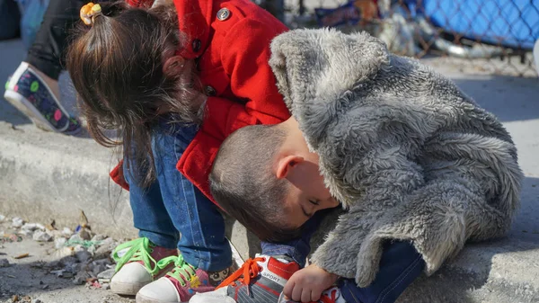 LESVOS, GRECIA - 15 NOVEMBRE 2015: I bambini rifugiati mangiano. Rifugiati nel campo Foto Stock Royalty Free