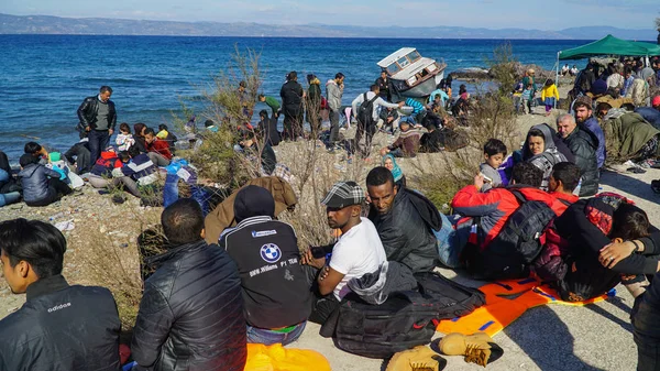 LESVOS, GRECIA - 15 NOVEMBRE 2015: Rifugiati sulla costa greca. Aspettando l'autobus . Foto Stock