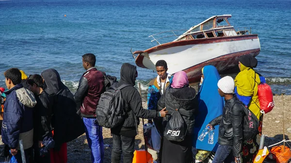 LESVOS, GRECIA - 15 NOVEMBRE 2015: Rifugiati sulla costa greca. Aspettando l'autobus . Fotografia Stock