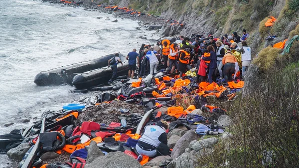 LESVOS, GRECIA - 15 NOVEMBRE 2015: I rifugiati sono appena arrivati sulla riva Immagini Stock Royalty Free
