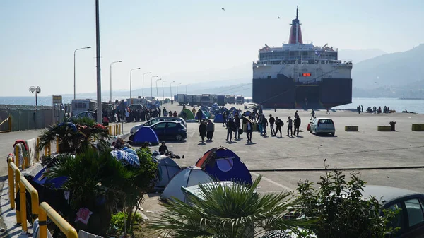 LESVOS, GRECIA - 15 NOVEMBRE 2015: Rifugiati nel porto di Mitilene a Lesbo. Grecia Immagine Stock