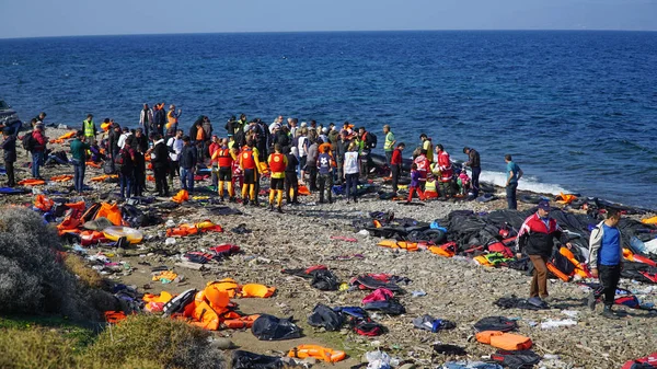 LESVOS, GRECIA - 15 NOVEMBRE 2015: Posizionare la barca appena arrivata. Lesbo shore, Grecia . Foto Stock