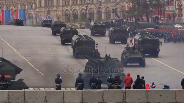Moskova, Rusya - 9 Mayıs 2017: zafer günü geçit töreni sırasında Vasilevsky iniş üzerinde hareket askeri araçlar — Stok video