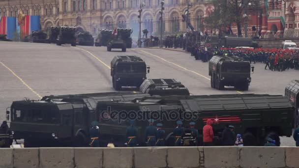 MOSCÚ, RUSIA - 9 DE MAYO DE 2017: Vehículos militares en movimiento durante el Desfile del Día de la Victoria en el Descenso de Vasilevsky — Vídeo de stock