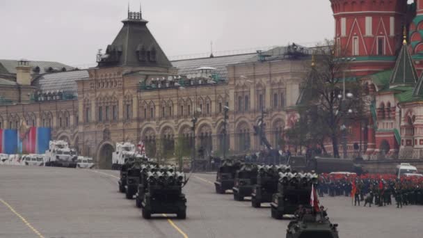 MOSCÚ, RUSIA - 9 DE MAYO DE 2017: Vehículos militares en movimiento durante el Desfile del Día de la Victoria en el Descenso de Vasilevsky — Vídeos de Stock