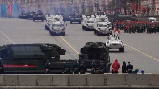 Moskva, Rusko - 9 května 2017: Vojenská vozidla pohybující se během průvodu na den vítězství na sestup Vasilevskij — Stock video