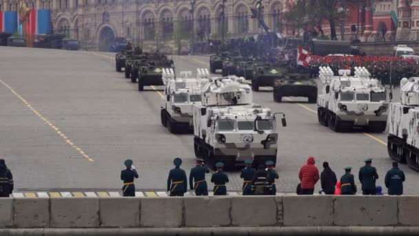 MOSCÚ, RUSIA - 9 DE MAYO DE 2017: Vehículos militares en movimiento durante el Desfile del Día de la Victoria en el Descenso de Vasilevsky — Vídeo de stock