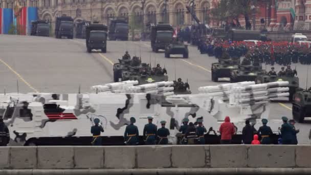 MOSCOU, RUSSIE - LE 9 MAI 2017 : Véhicules militaires se déplaçant pendant le défilé le jour de la victoire sur la descente Vasilevsky — Video