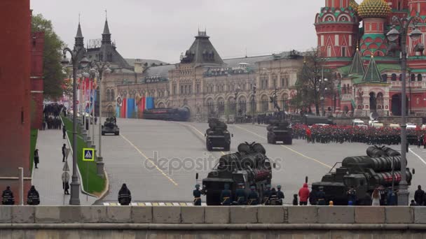 모스크바, 러시아-5 월 9 일, 2017: 군사 차량 Vasilevsky 하강에 승리 날 퍼레이드 중 이동 — 비디오