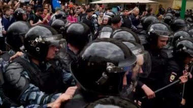 Rusya, Moskova - 12 Haziran 2017: Tverskaya Caddesi'nde Navalny tarafından düzenlenen yolsuzlukla mücadele. Polis kişilik bir kalabalık sıkar.
