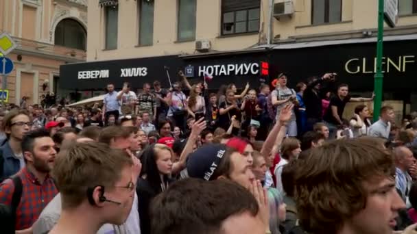 RUSIA, MOSCÚ - 12 de junio de 2017: Manifestación contra la corrupción organizada por Navalny en la calle Tverskaya. La gente está cantando: Todos no irán a la cárcel — Vídeo de stock