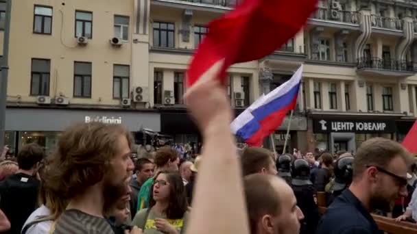 Rusland, Moskou - 12 juni, 2017: Rally tegen corruptie georganiseerd door Navalny op Tverskaya Street. De menigte zongen: Poetin is een dief — Stockvideo