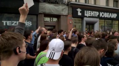 Rusya, Moskova - 12 Haziran 2017: Tverskaya Caddesi'nde Navalny tarafından düzenlenen yolsuzlukla mücadele. Kalabalık attılar: Putin - Hayır