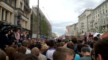Rusya, Moskova - 12 Haziran 2017: Tverskaya Caddesi'nde Navalny tarafından düzenlenen yolsuzlukla mücadele. Kalabalık attılar: Medvedev cevap