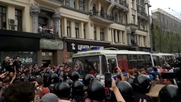 Ryssland, Moskva - 12 juni 2017: Rally mot korruption som anordnas av Navalny på Tverskaya Street. Polisen bussar kör genom folkmassan som ropar: skam — Stockvideo