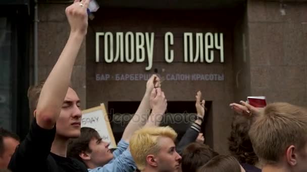 RUSIA, MOSCÚ - 12 de junio de 2017: Manifestación contra la corrupción organizada por Navalny en la calle Tverskaya. La gente jingle llaves en una señal de que este es su hogar . — Vídeo de stock