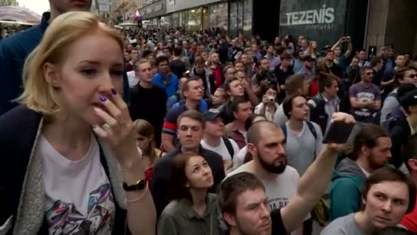 Rusland, Moskou - 12 juni, 2017: Rally tegen corruptie georganiseerd door Navalny op Tverskaya Street. Een meisje uit de menigte vraagt zich af wat er gebeurt — Stockvideo
