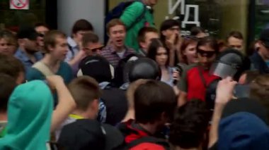 Rusya, Moskova - 12 Haziran 2017: Tverskaya Caddesi'nde Navalny tarafından düzenlenen yolsuzlukla mücadele. Polis kalabalıktan tutuklunun kaldırır, insanlar Not: utanç