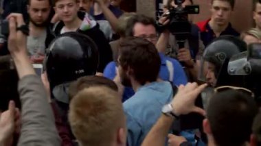 Rusya, Moskova - 12 Haziran 2017: Tverskaya Caddesi'nde Navalny tarafından düzenlenen yolsuzlukla mücadele. Polis kalabalıktan tutuklunun kaldırır, insanlar Not: utanç