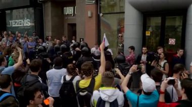 Rusya, Moskova - 12 Haziran 2017: Tverskaya Caddesi'nde Navalny tarafından düzenlenen yolsuzlukla mücadele. Polis kalabalıktan tutuklunun kaldırır, insanlar Not: utanç