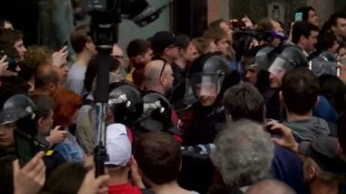 Rusya, Moskova - 12 Haziran 2017: Tverskaya Caddesi'nde Navalny tarafından düzenlenen yolsuzlukla mücadele. Polis bağırır kalabalığın arasından geçti: utanç