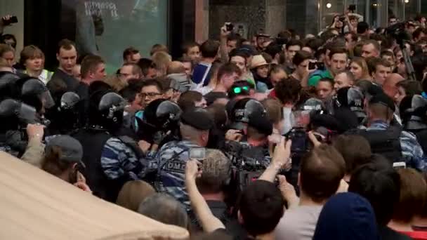 RUSSIA, MOSCOW - JUNE 12, 2017: Rally Against Corruption Organized by Navalny on Tverskaya Street. Police squeezes the crowd of protesters who shout: Shame — Stock Video