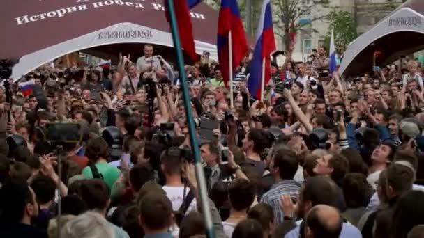 RUSIA, MOSCÚ - 12 de junio de 2017: Manifestación contra la corrupción organizada por Navalny en la calle Tverskaya. La multitud de manifestantes aplaudiendo y silbando . — Vídeo de stock