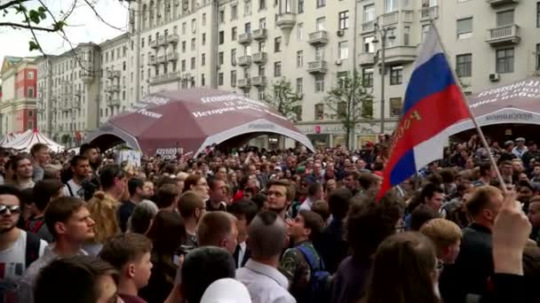 Rosja, Moskwa - 12 czerwca 2017: Rajd przeciwko korupcji zorganizowana przez Nawalny na ulicy Tverskaya. Tłum skandował: mamy pytania, chcemy odpowiedzi — Wideo stockowe