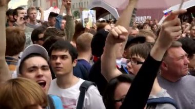 Rusya, Moskova - 12 Haziran 2017: Tverskaya Caddesi'nde Navalny tarafından düzenlenen yolsuzlukla mücadele. İnsanlar ilahi: özgürlük Navalny için