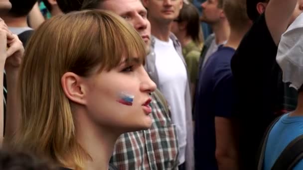 Rusland, Moskou - 12 juni, 2017: Rally tegen corruptie georganiseerd door Navalny op Tverskaya Street. Het meisje in de menigte zingen het Russische volkslied — Stockvideo