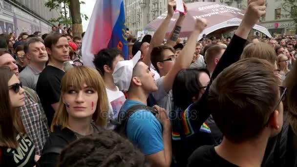 РОССИЯ, Москва - 12 июня 2017 года: Митинг против коррупции, организованный Навальным на Тверской улице. Все чиновники - мошенники и воры — стоковое видео