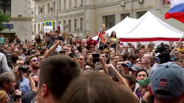 RUSIA, MOSCÚ - 12 de junio de 2017: Manifestación contra la corrupción organizada por Navalny en la calle Tverskaya. La multitud coreaba: Putin está cansado — Vídeos de Stock