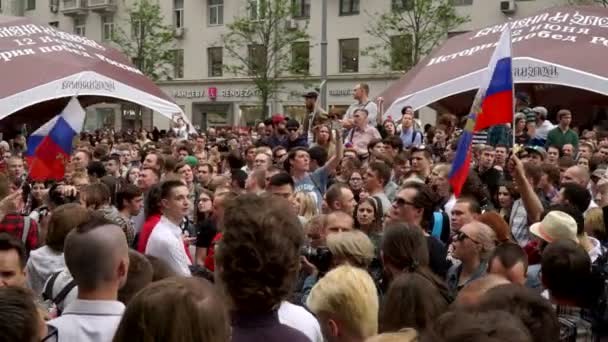 俄罗斯，莫斯科-2017 年 6 月 12 日： 集会反对由瓦尔尼在特维尔大街上的腐败。人群高呼： 政治犯的自由 — 图库视频影像
