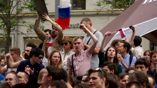 RUSSIA, MOSCOW - JUNE 12, 2017: Rally Against Corruption Organized by Navalny on Tverskaya Street. The crowd chanted: Putin is a thief — Stock Video