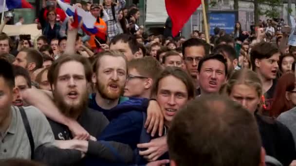 Rusko, Moskva - 12. června 2017: Demonstrace proti korupci pořádané Navalny na Tverské ulici. Mladí lidé drží navzájem rukama, křičí: Nesahej na lidi — Stock video