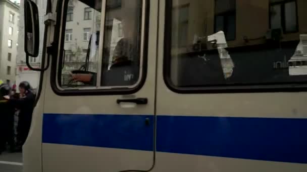 RUSSIA, MOSCOW - JUNE 12, 2017: Rally Against Corruption Organized by Navalny on Tverskaya Street. Police bus driving through the crowd that shouts: Shame — Stock Video