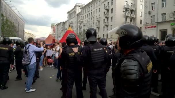 RÚSSIA, MOSCOW - JUNHO 12, 2017: Rally Against Corruption Organizado por Navalny em Tverskaya Street. Um pelotão de polícia em estado de prontidão diante de multidões de pessoas — Vídeo de Stock