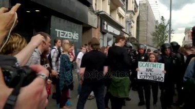 Rusya, Moskova - 12 Haziran 2017: Tverskaya Caddesi'nde Navalny tarafından düzenlenen yolsuzlukla mücadele. Polis kalabalıktan uzak kız yolsuzlukla poster ile kurşun