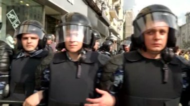 Rusya, Moskova - 12 Haziran 2017: Tverskaya Caddesi'nde Navalny tarafından düzenlenen yolsuzlukla mücadele. Polis kalabalığı çıkışa doğru iter