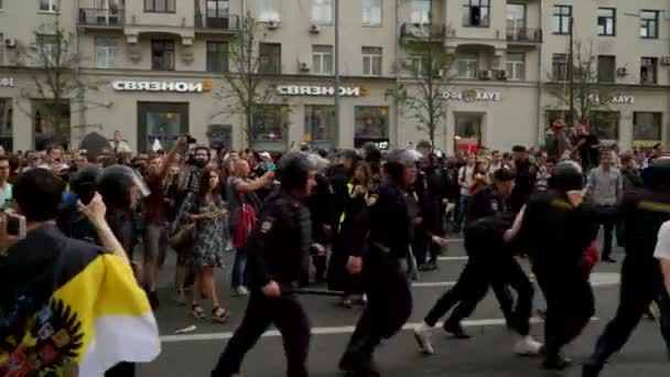 РОССИЯ, Москва - 12 июня 2017 года: Митинг против коррупции, организованный Навальным на Тверской улице. Полиция удаляет задержанного из толпы, люди кричат: — стоковое видео