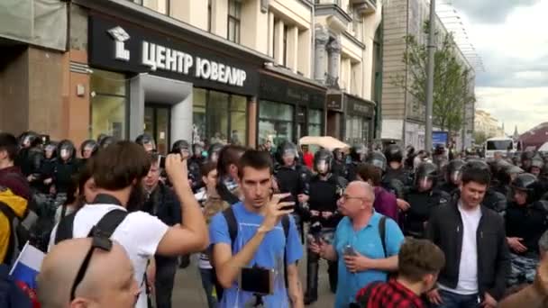 Rusland, Moskou - 12 juni, 2017: Rally tegen corruptie georganiseerd door Navalny op Tverskaya Street. De politie duwt de menigte naar de uitgang — Stockvideo