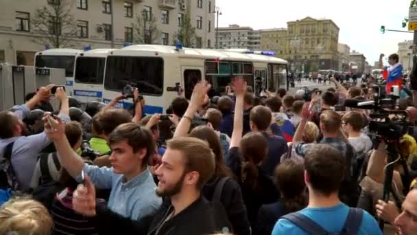 Rusko, Moskva - 12. června 2017: Demonstrace proti korupci pořádané Navalny na Tverské ulici. Potlesk davu doprovází policejní autobus s zadržen — Stock video