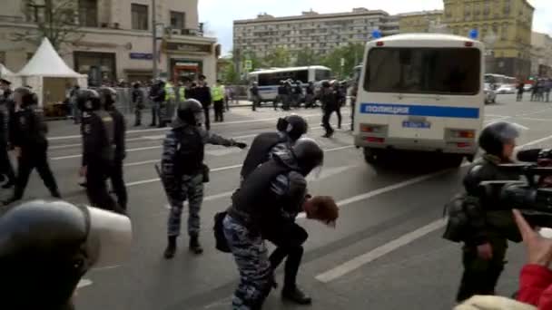 RUSIA, MOSCÚ - 12 de junio de 2017: Manifestación contra la corrupción organizada por Navalny en la calle Tverskaya. Policías guían duramente al joven detenido al autobús — Vídeo de stock